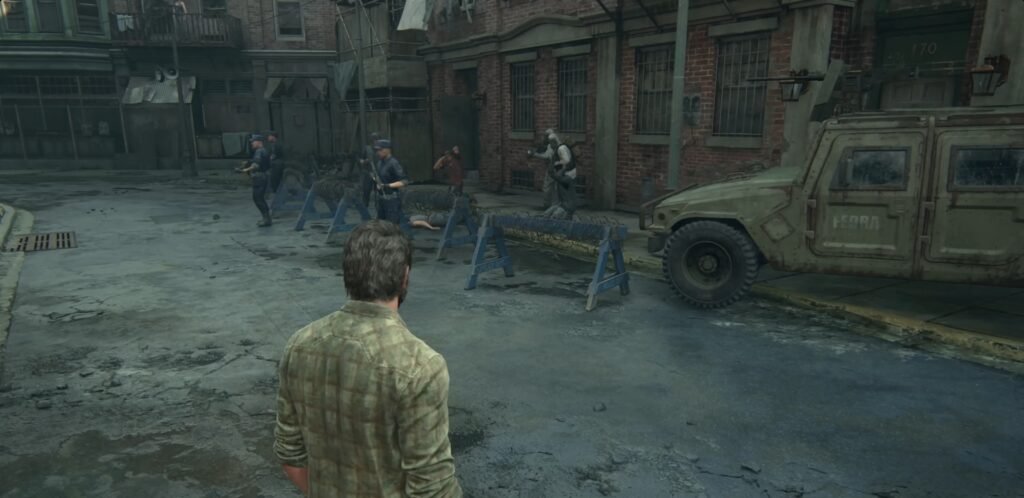 Джоэл из The Last of Us наблюдает солдат во дворе