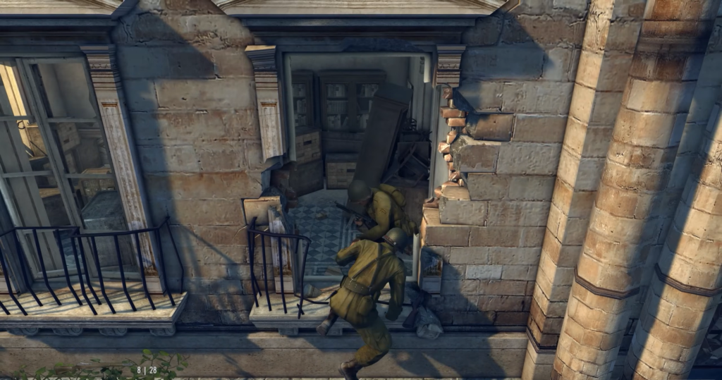 Солдаты в зелёной форме пробираются через пролом стены