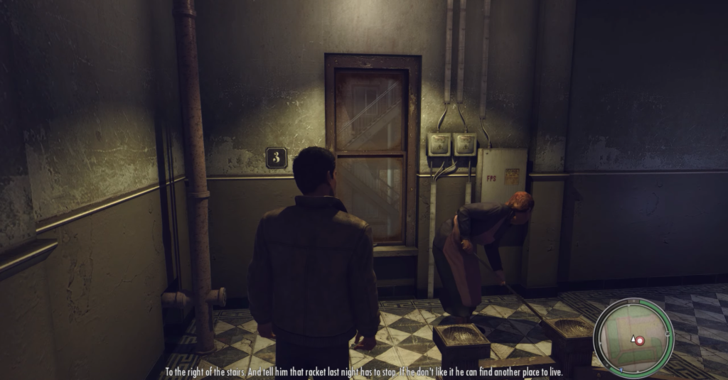 Персонаж Mafia II стоит в подъезде рядом с уборщицей