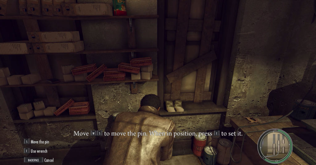 Персонаж взламывает замок в кладовой игры Mafia II