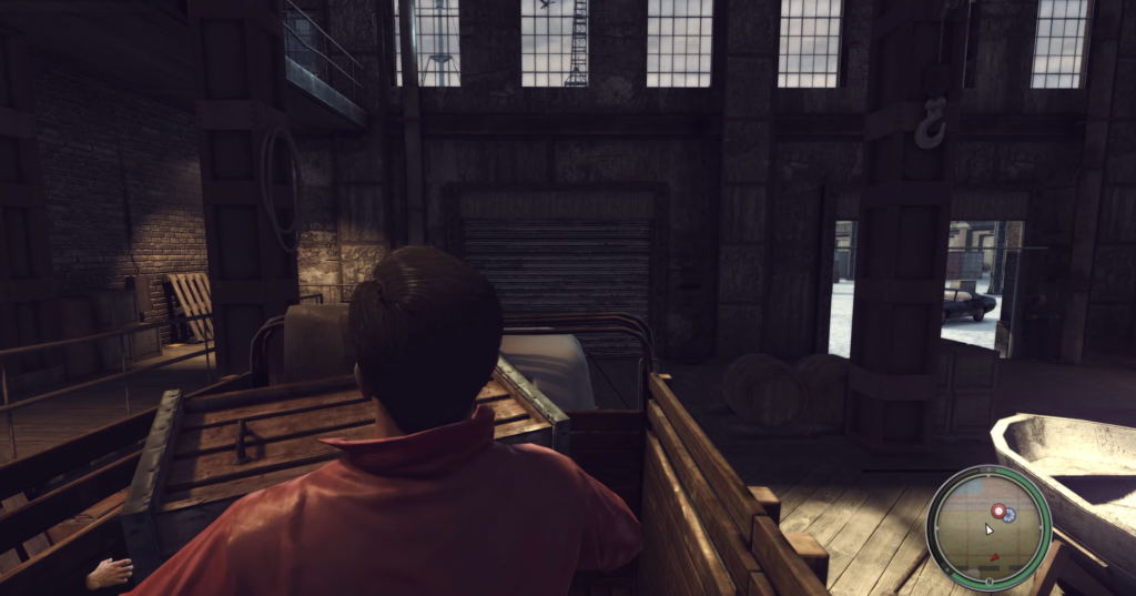 Персонаж Mafia II стоит в складском помещении