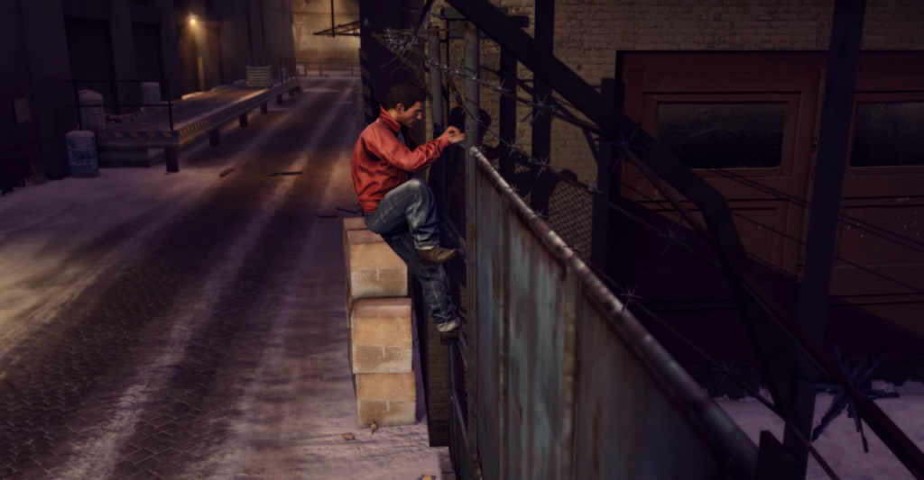 Мужчина в красной куртке перелезает через забор ночью