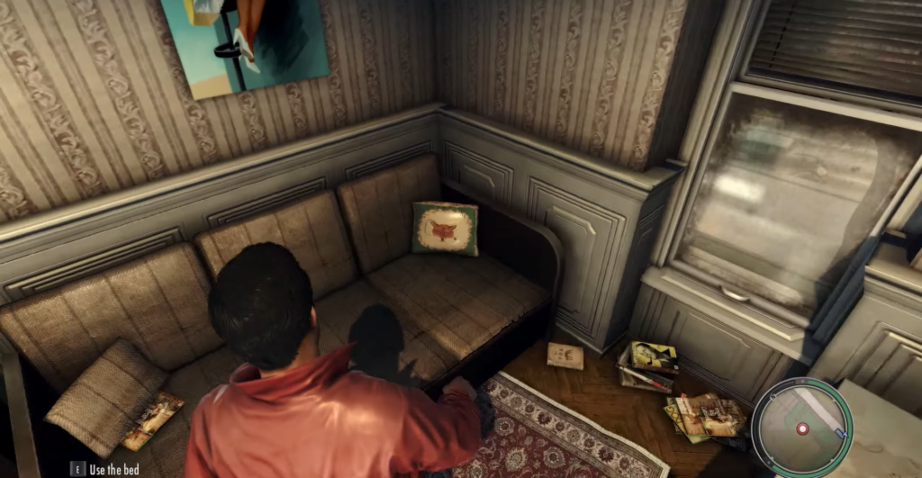 Персонаж в красной куртке сидит на диване в комнате