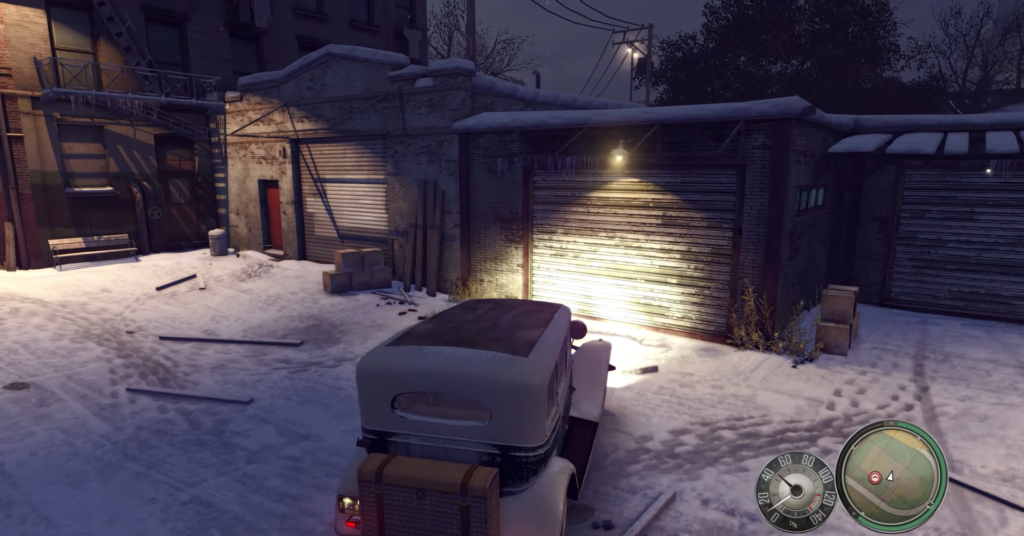 Грузовик подъезжает к гаражам во дворе зимой