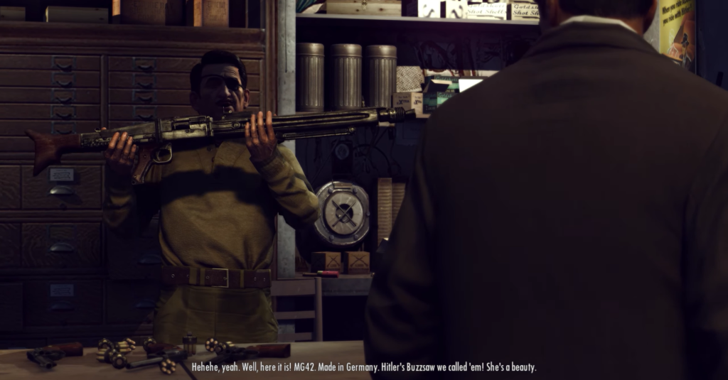 Мужчина держит пулемёт в оружейной мастерской