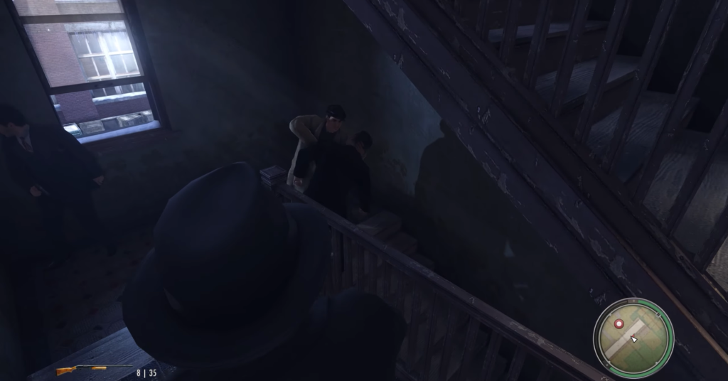 Персонаж Mafia II целится в людей на лестнице