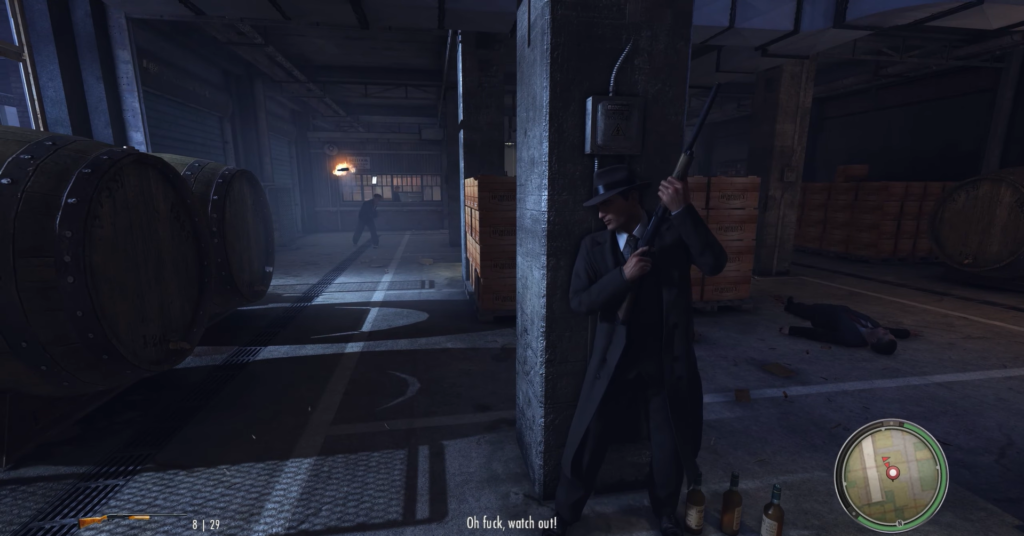 Гангстер с дробовиком прячется за колонной на складе