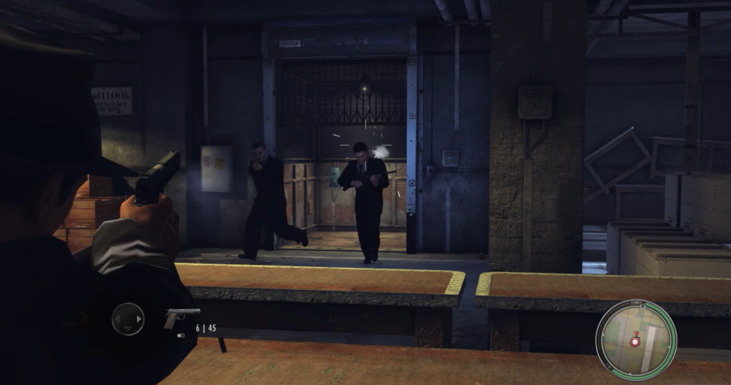 Персонаж Mafia II целится из пистолета в складе