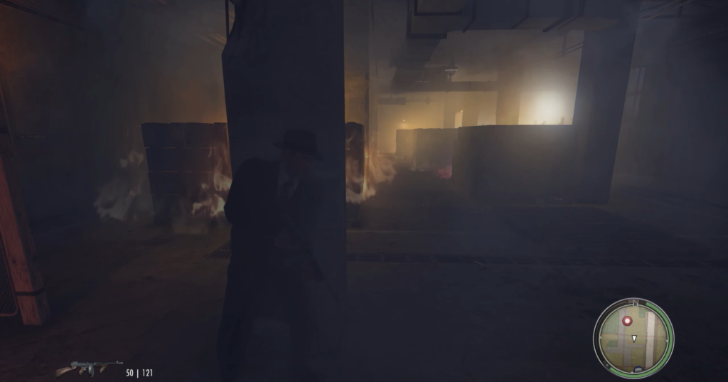 Персонаж прячется за колонной в дымном помещении Mafia II