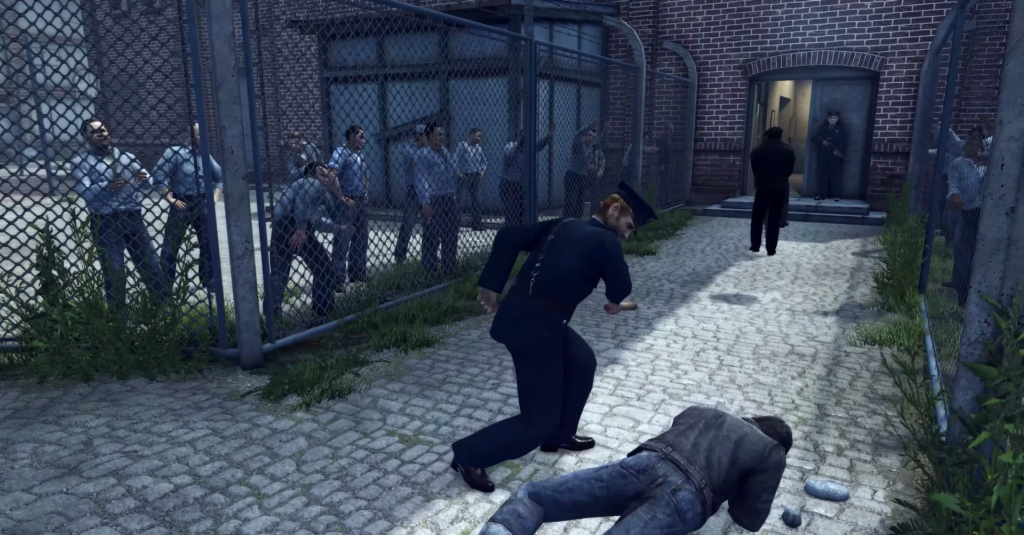 Полицейский бьёт заключённого во дворе тюрьмы