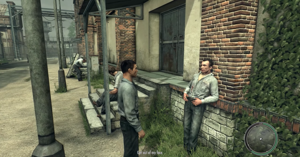 Вито Скалетта разговаривает с заключённым у тюрьмы Mafia II