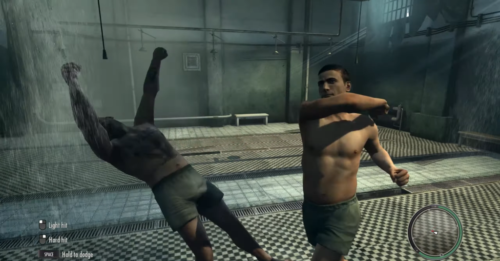 Два мужчины дерутся в душевой комнате тюрьмы