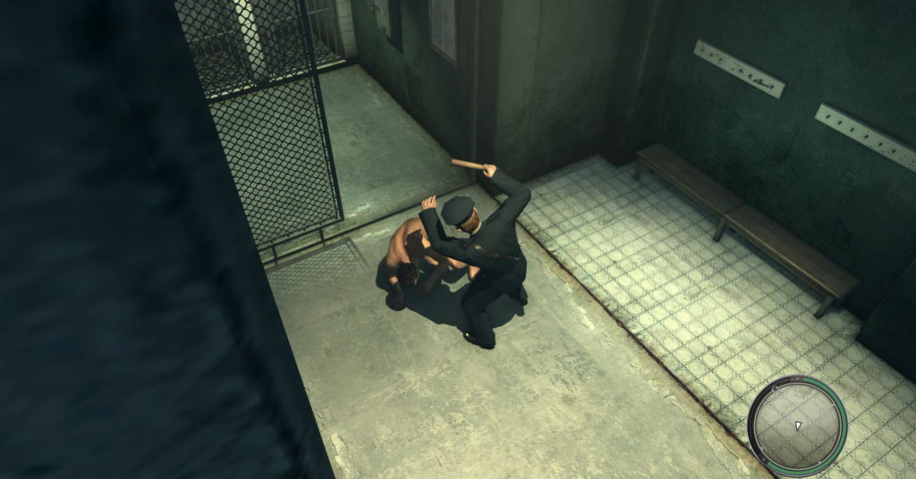 Полицейский бьет дубинкой мужчину в тюремном коридоре