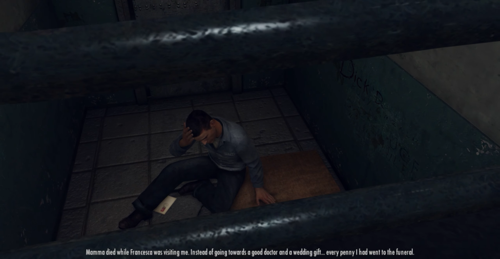 Мужчина сидит на полу в тюремной камере