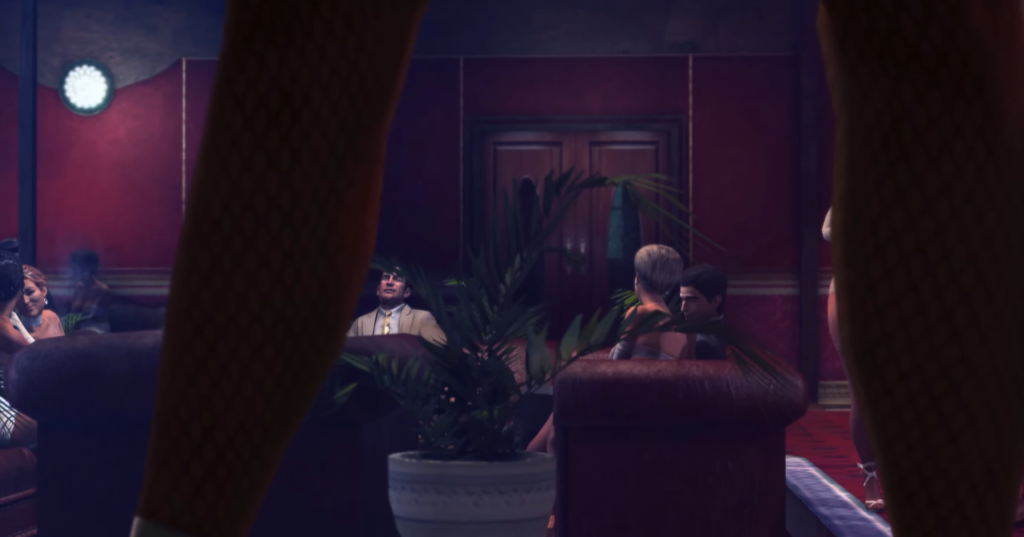 Посетители сидят в красном лаунже за растением