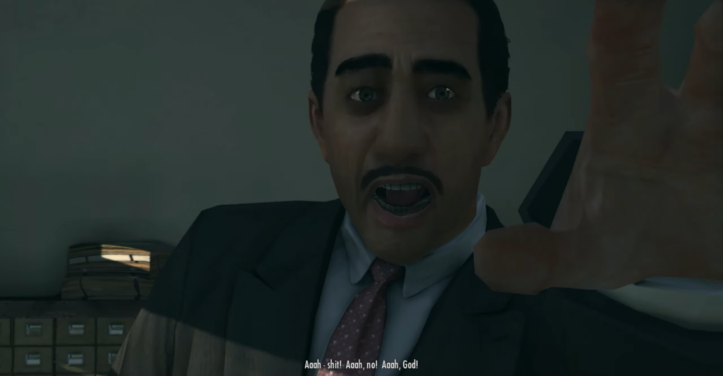 Мужчина в костюме кричит и закрывается рукой в офисе