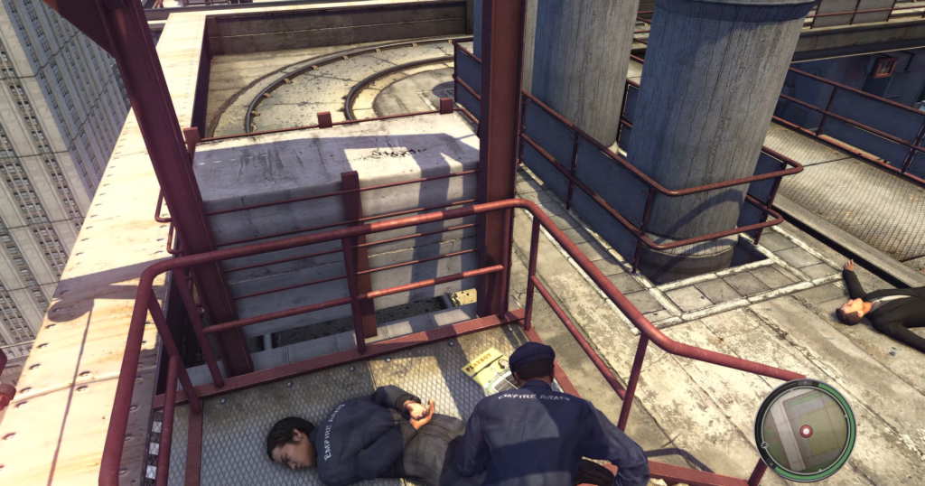 Персонаж Mafia II стоит на крыше рядом с телами