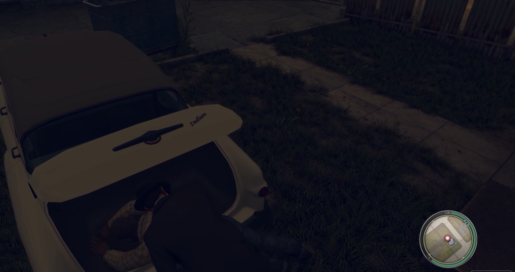 Мужчина прячет тело в багажнике белой машины ночью