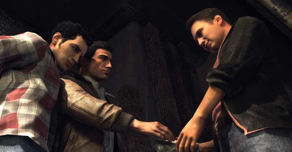 Трое мужчин обмениваются пакетом в помещении