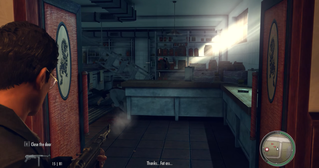 Персонаж целится из пистолета в кухне Mafia II