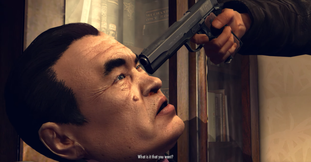 Мужчина держит пистолет у лба мужчины в комнате