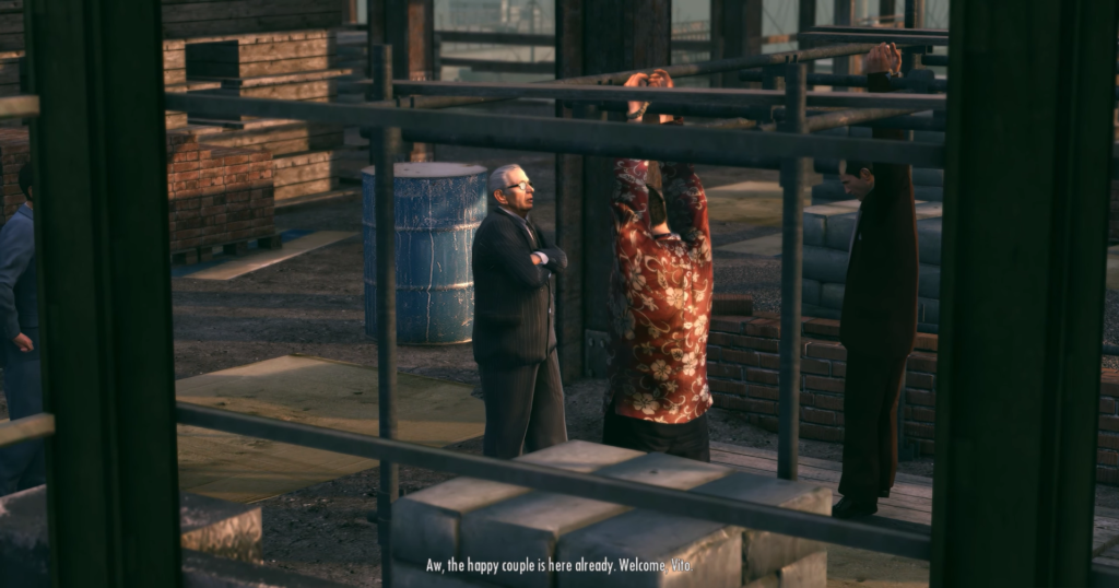 Мужчины стоят на стройплощадке среди лесов и бочек