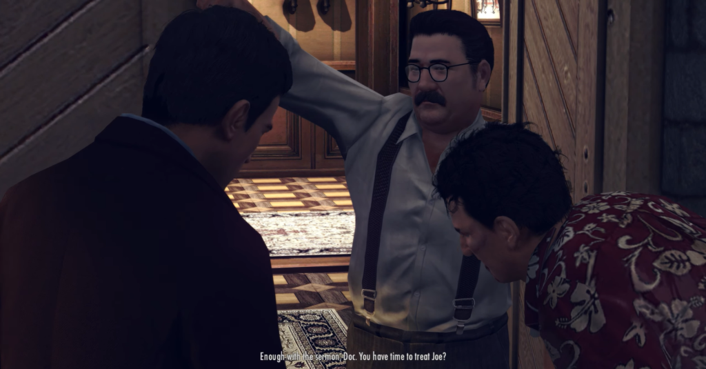 Трое мужчин разговаривают в деревянном коридоре дома