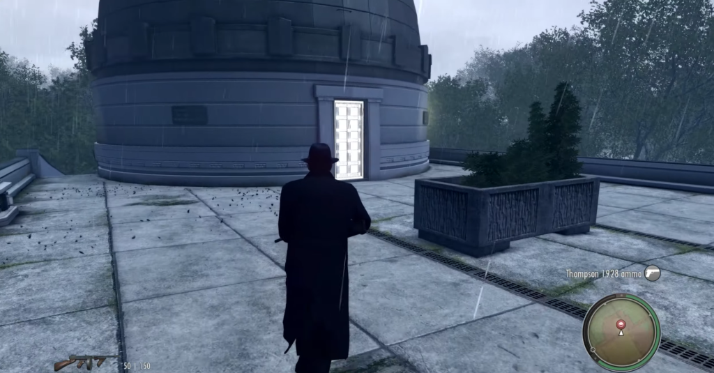 Персонаж Mafia II идет к двери обсерватории под дождем