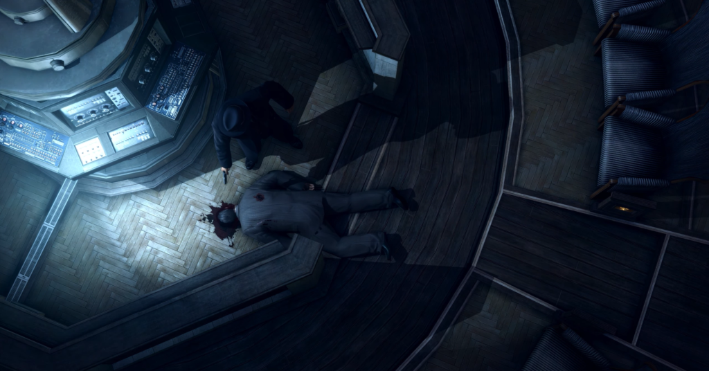 Мужчина с пистолетом стоит над телом в комнате управления