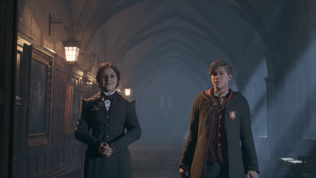 Профессор Уизли и ученик идут по коридору Хогвартса
