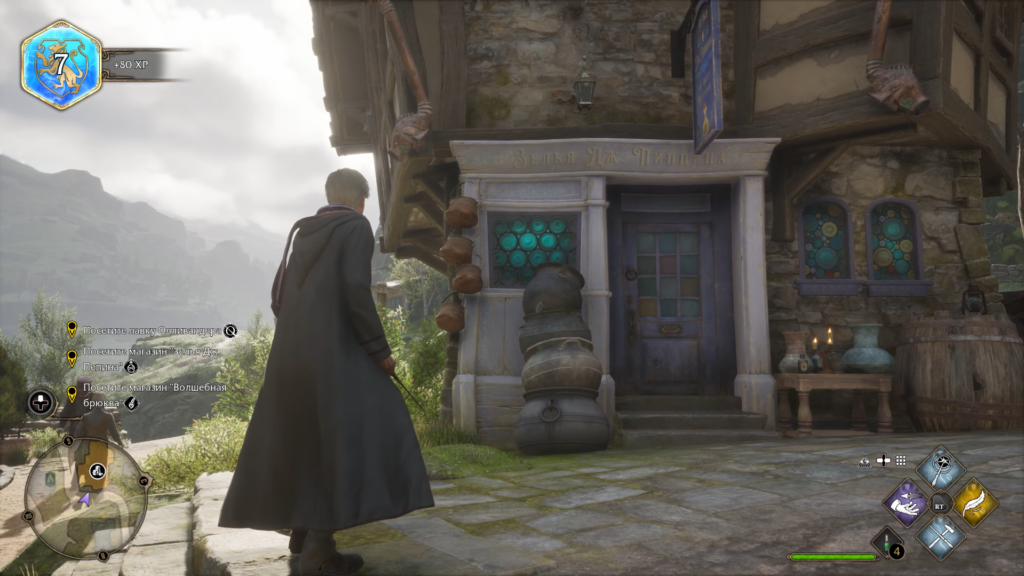 Персонаж Hogwarts Legacy идет к магазину Зелья Дж. Пиппина
