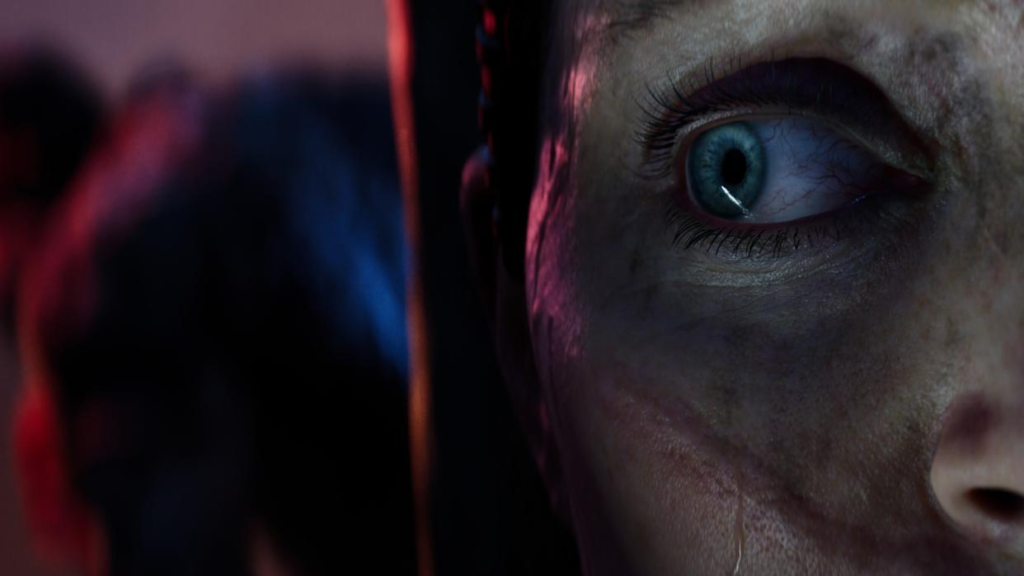 Крупный план голубого глаза лица в темноте