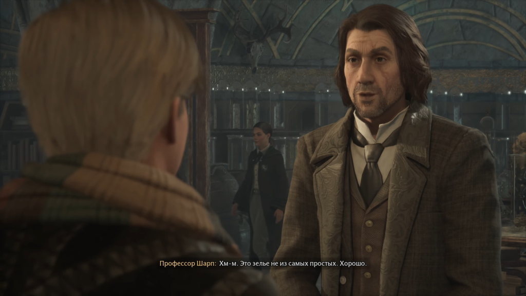 Профессор Шарп разговаривает со студентом в классе зелий Hogwarts Legacy