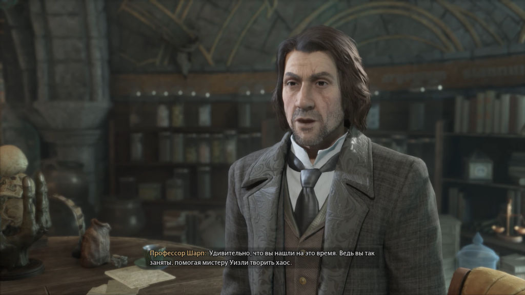 Профессор Шарп говорит в библиотеке Хогвартса Legacy
