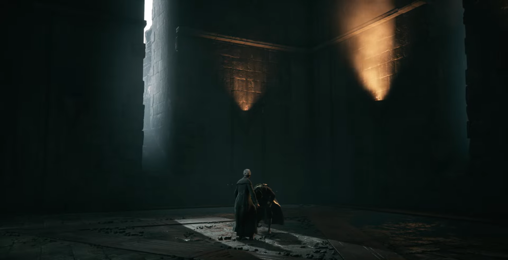 Два человека стоят в тёмном зале под светом