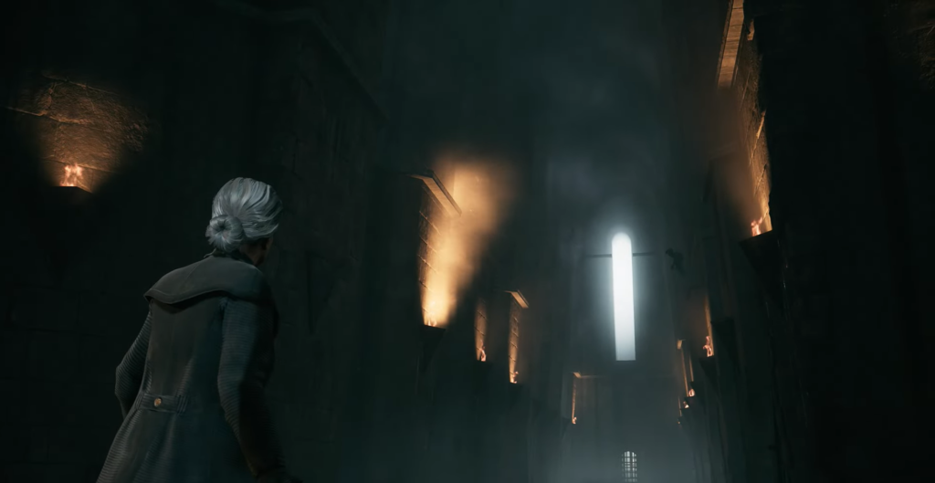 Женщина смотрит вверх в тёмном коридоре с огнём