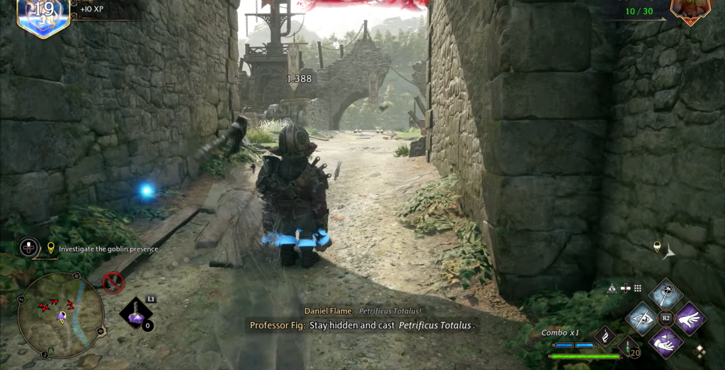 Персонаж Hogwarts Legacy крадётся по каменному проходу руин