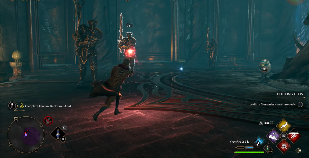 Волшебник атакует заклинанием рыцаря в зале Hogwarts Legacy