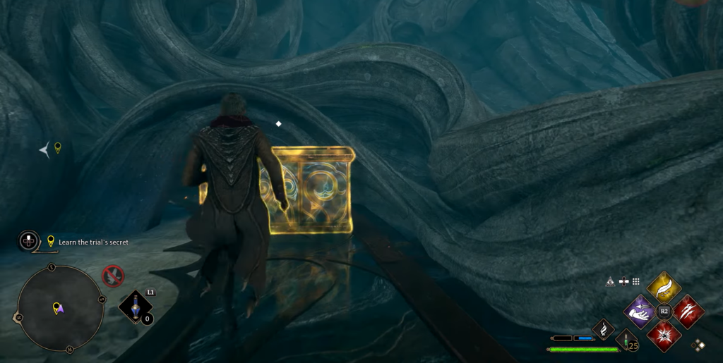 Персонаж Hogwarts Legacy подходит к золотому сундуку в пещере