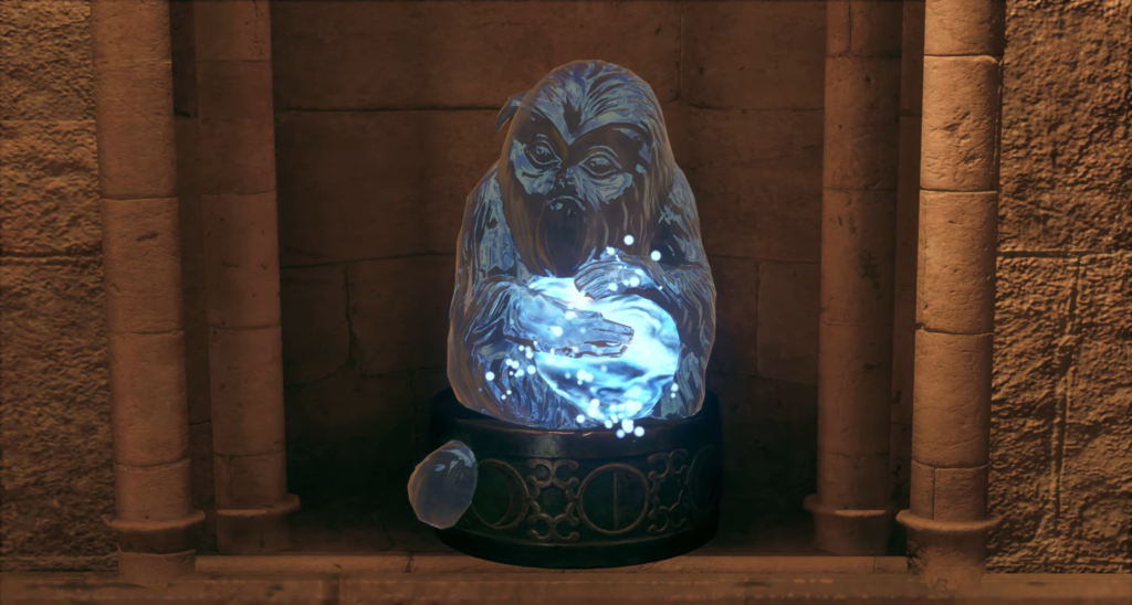 Каменная горгулья держит светящийся синий шар в нише