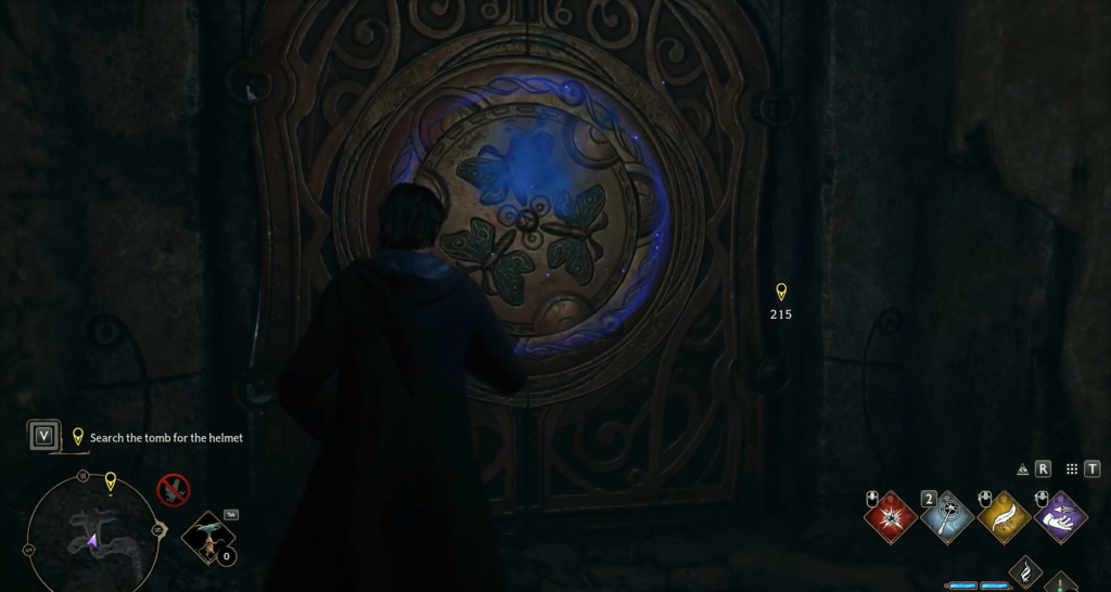 Персонаж Hogwarts Legacy открывает дверь с синим свечением