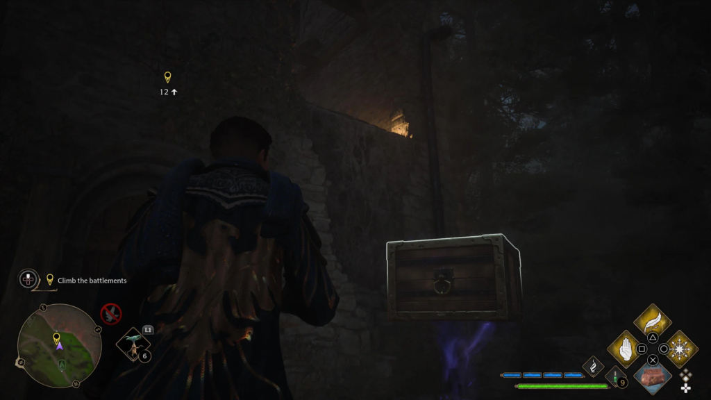 Персонаж Hogwarts Legacy стоит у сундука в руинах