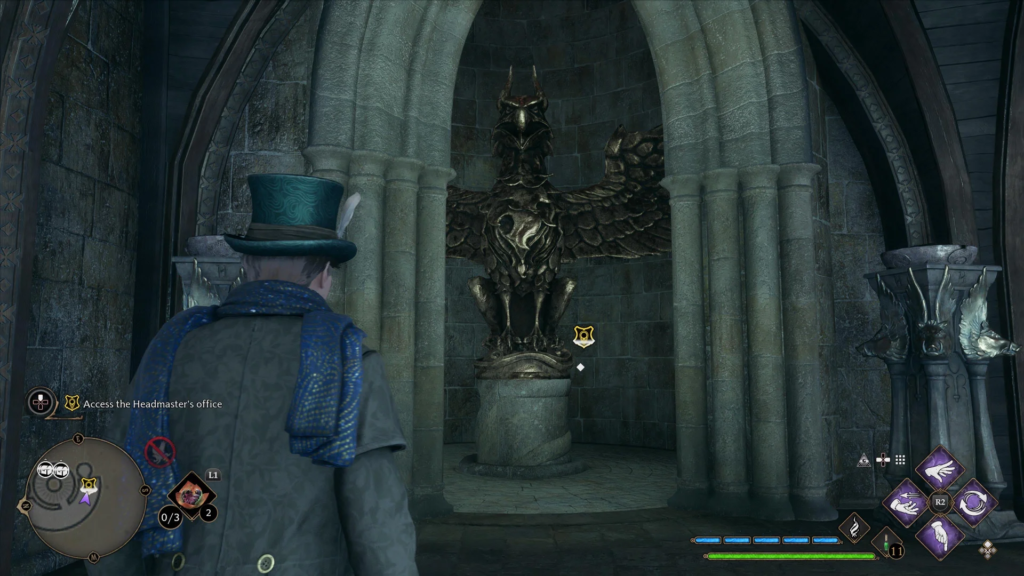 Персонаж Hogwarts Legacy смотрит на статую орла в замке