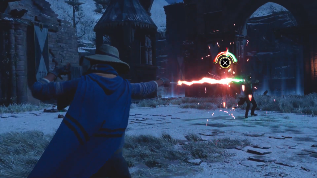 Волшебник атакует заклинанием врага во дворе замка Hogwarts Legacy