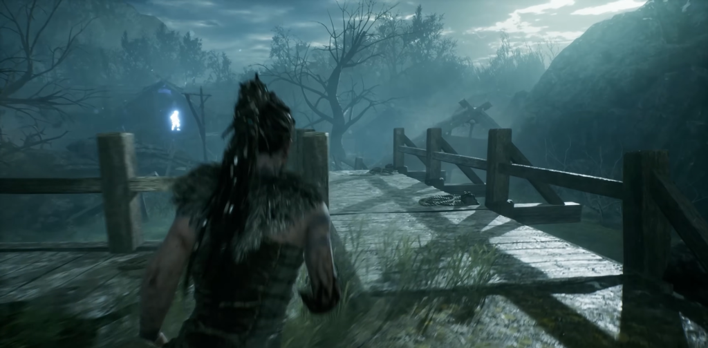 Сенуа бежит по мосту в туманном лесу Hellblade