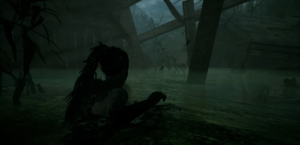 Силуэт женщины плывёт в тёмной болотной воде