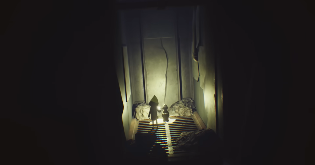 Шестая и Моно держат фонарь в коридоре Little Nightmares II