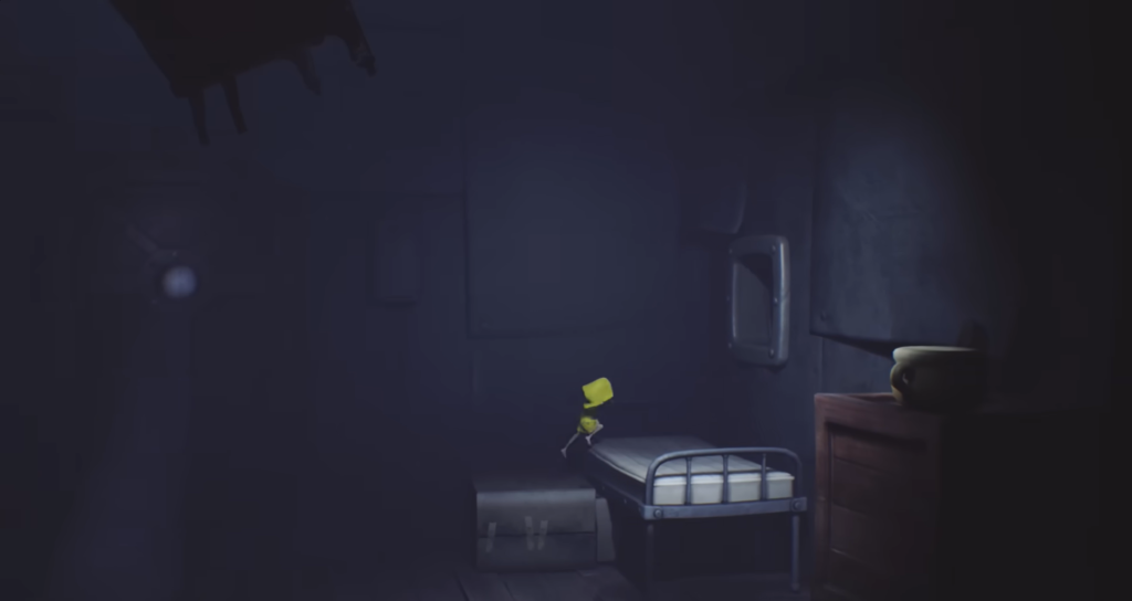 Шестая из Little Nightmares прыгает на кровать в комнате