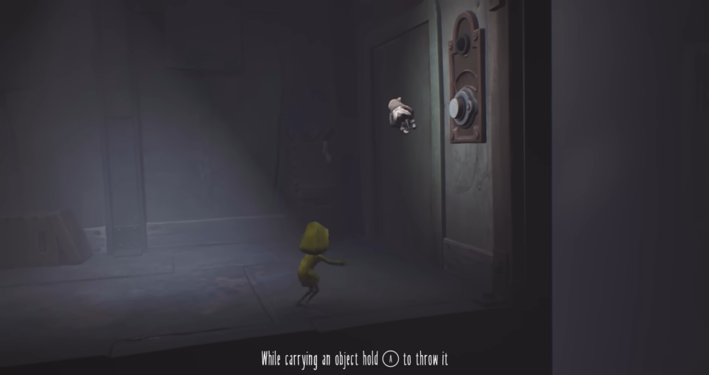 Шестая из Little Nightmares тянется к дверной ручке в коридоре
