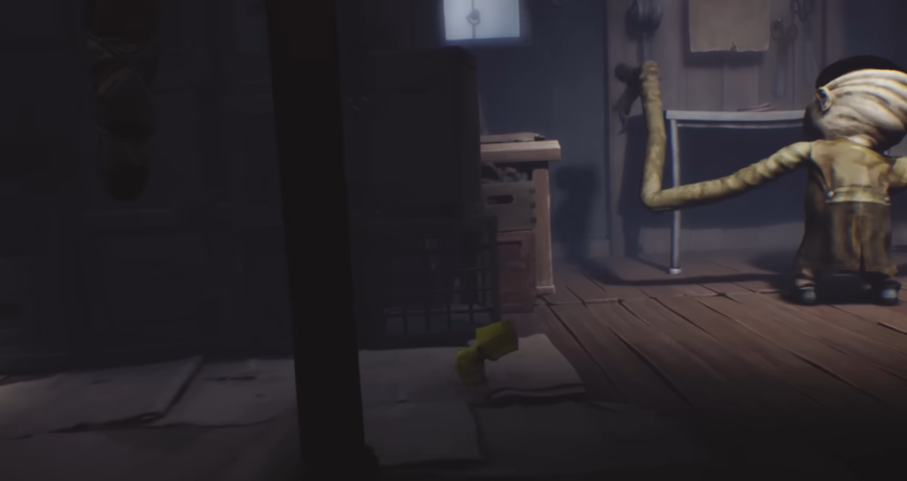 Длиннорукий персонаж поднимает руку в комнате с кроватью